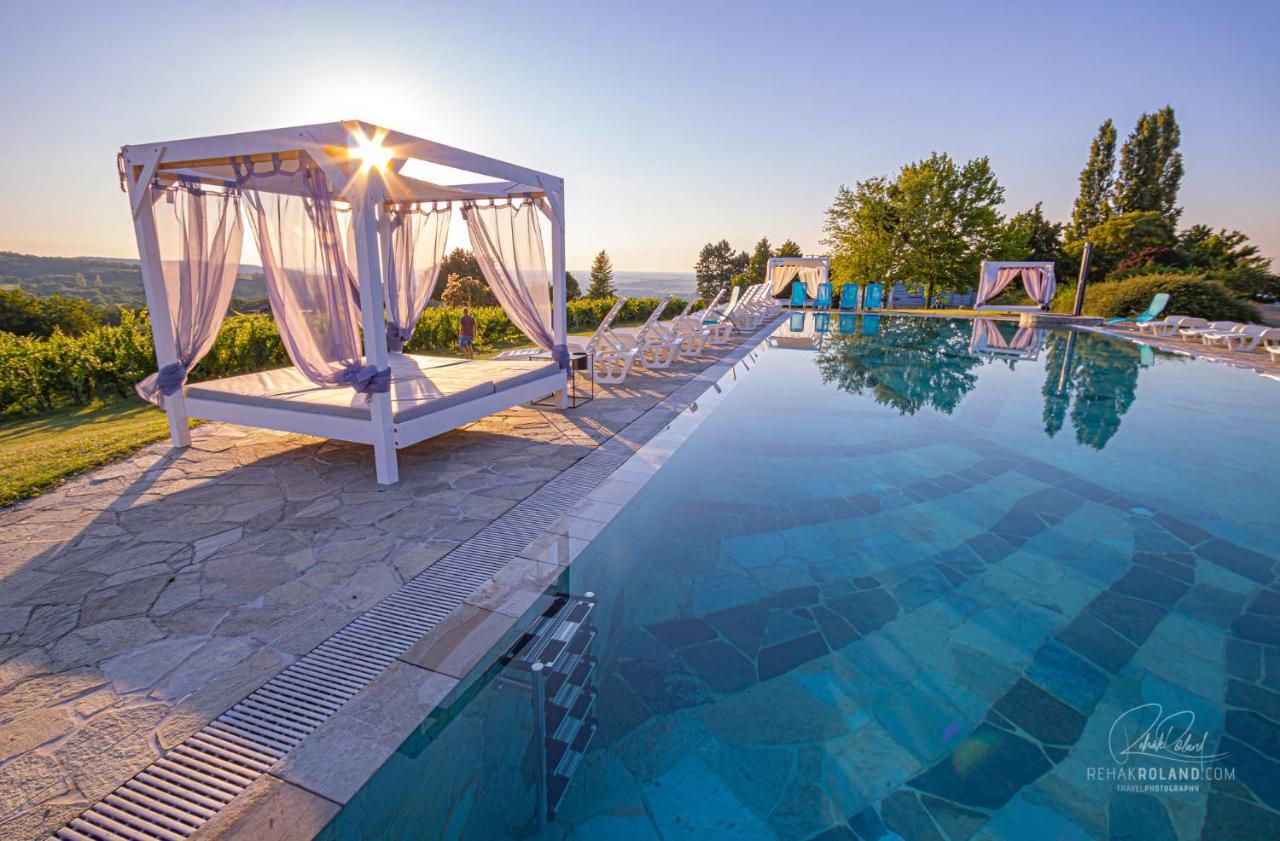 Hilltop Borbirtok & Etterem Hotel Neszmely Exterior photo
