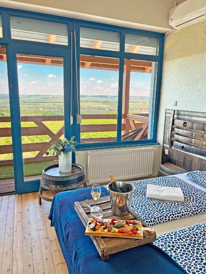 Hilltop Borbirtok & Etterem Hotel Neszmely Exterior photo